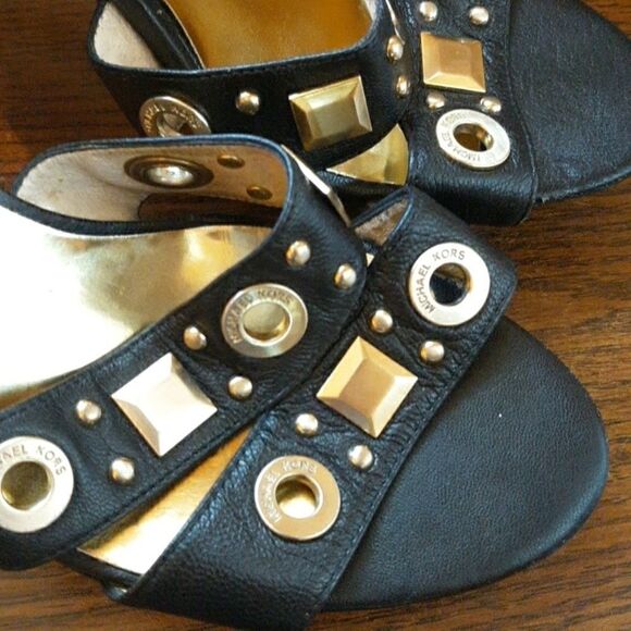 🔥MICHEAL KORS🔥 BLACK LEATHER GOLD STUDDED LOGO HEELS W/ ANKLE STRAP SIZE 7 - Picture 3 of 11